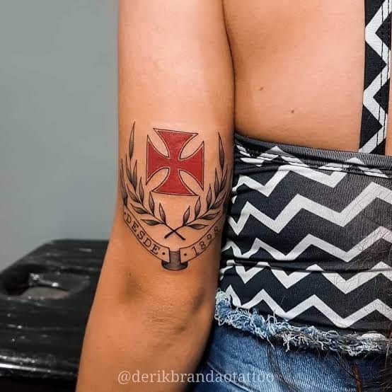 49 tatuagem feminina do Vasco no braço @derikbrandaotattoo