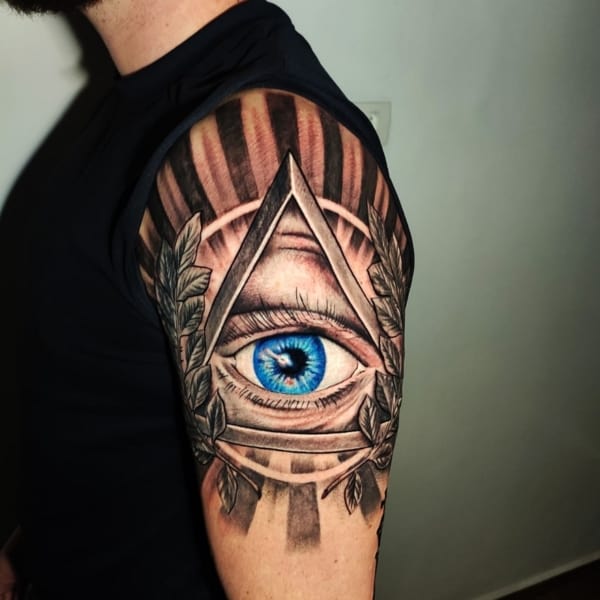 5 tatuagem masculina no braço olho que tudo vê @vaguinhotattoo