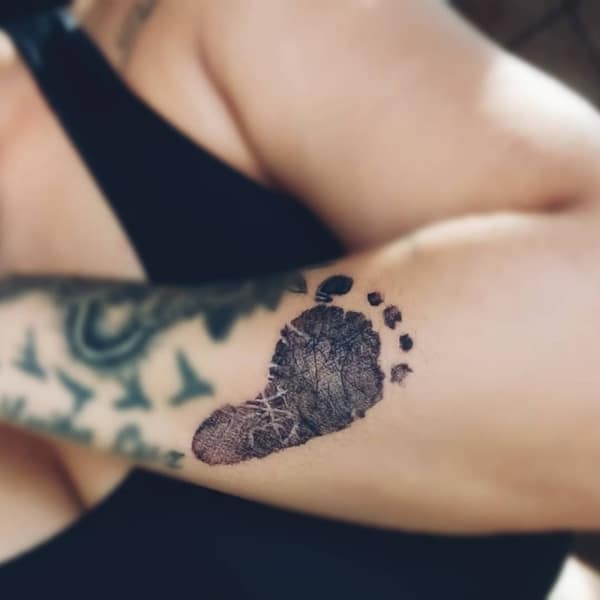 5 tatuagem simples de pezinho no braço @jhennifersantostattoo