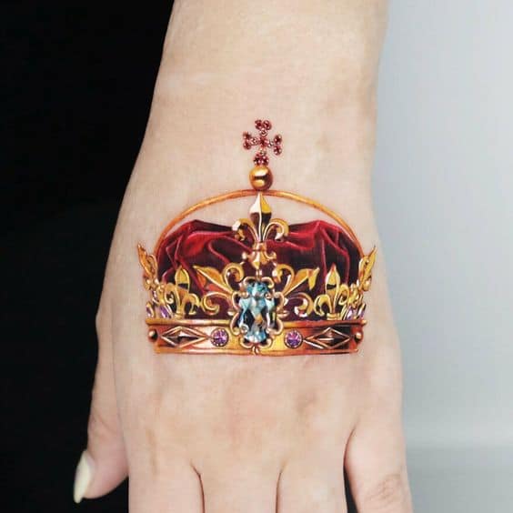 50 tattoo colorida de coroa na mão Pinterest