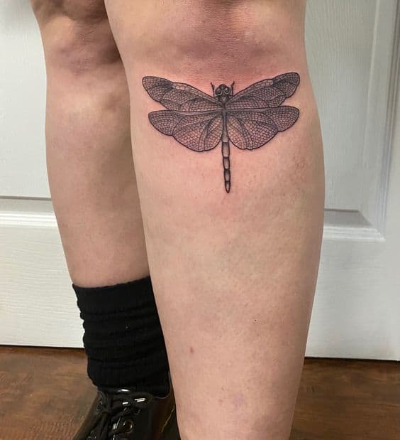 50 tattoo de libélula na perna Pinterest