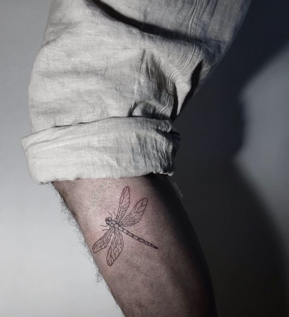 51 tattoo masculina de libélula na perna Pinterest