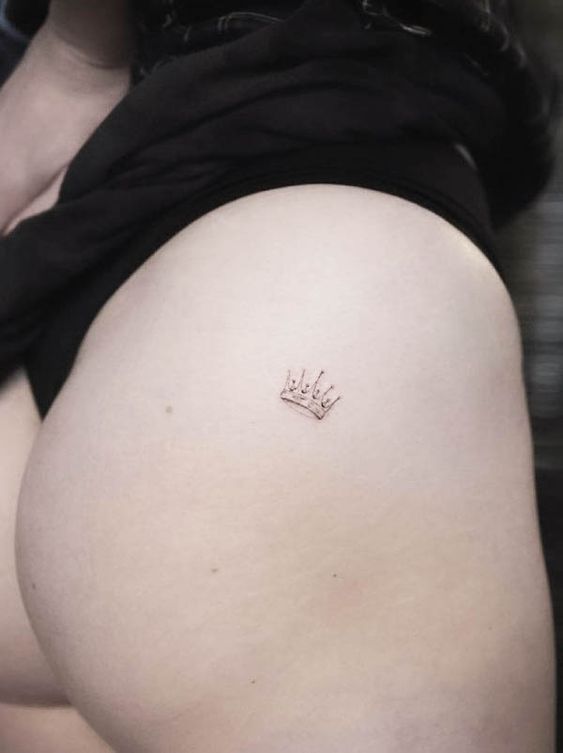 53 tattoo feminina de coroa no bumbum Pinterest