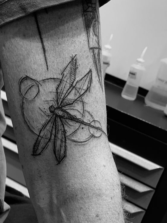 53 tattoo masculina e moderna de libélula Pinterest