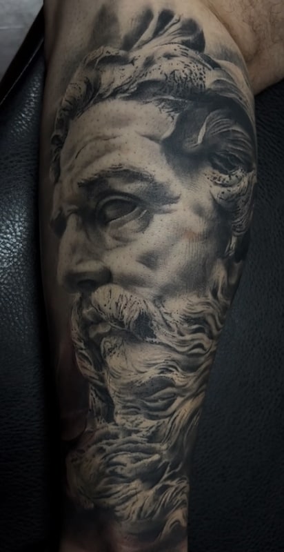 54 tattoo estatua realista Zeus @laurettainked