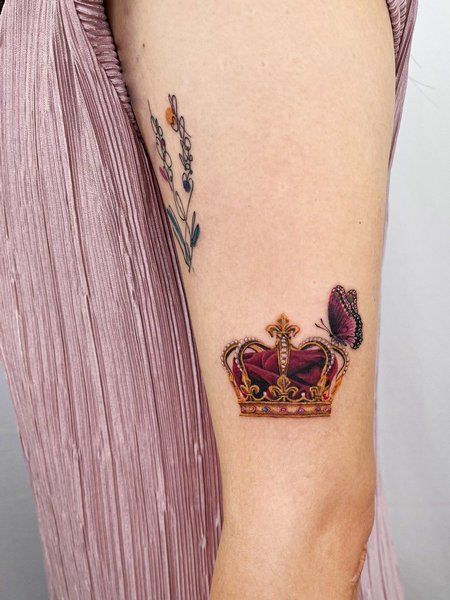 55 tattoo feminina de coroa com borboleta Pinterest