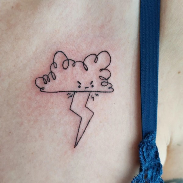 55 tattoo feminina de raio com nuvem @nolwennlaco