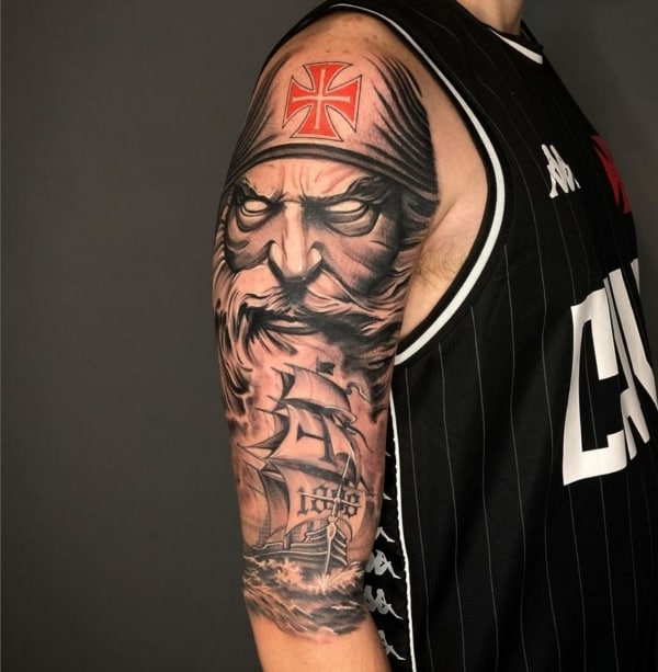 6 tattoo grande Vasco no braço @tatuadorvascaino
