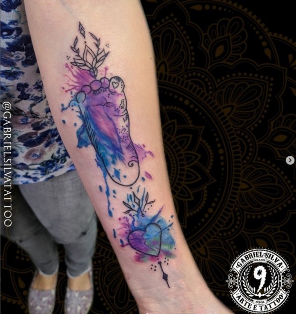 60 tattoo colorida em aquarela de pezinho @gabrielsilvatattoo