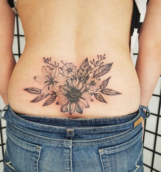 7 tattoo grande e delicada de flores no cóccix Pinterest