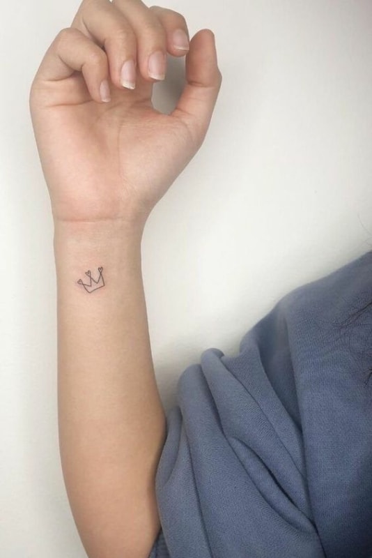 7 tattoo simples e delicada de coroa Pinterest
