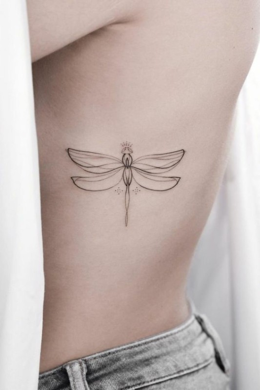 7 tatuagem minimalista de libélula na costela Pinterest