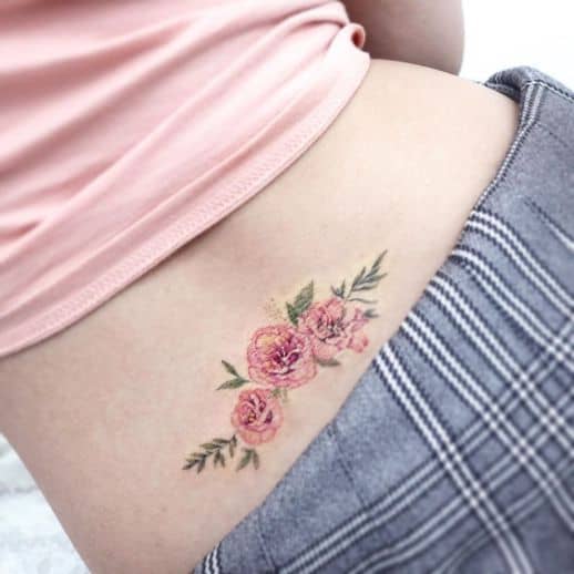 8 tattoo colorida e delicada de flores no cóccix Pinterest