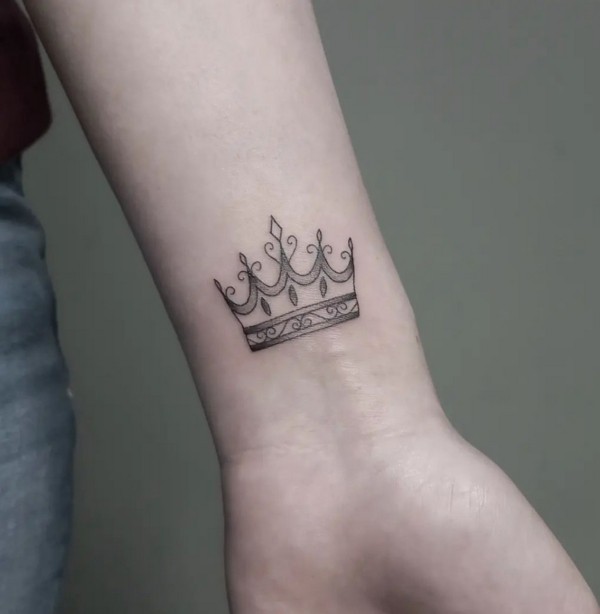 8 tattoo simples de coroa no braço @marcelina tattoo