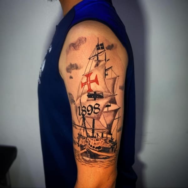 8 tatuagem caravela Vasco no braço @joaodoriatattoo