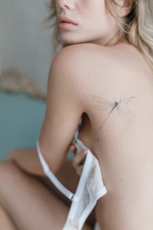 8 tatuagem feminina e delicada de libélula Pinterest