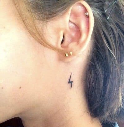 8 tatuagem pequena e delicada de raio no pescoço Pinterest