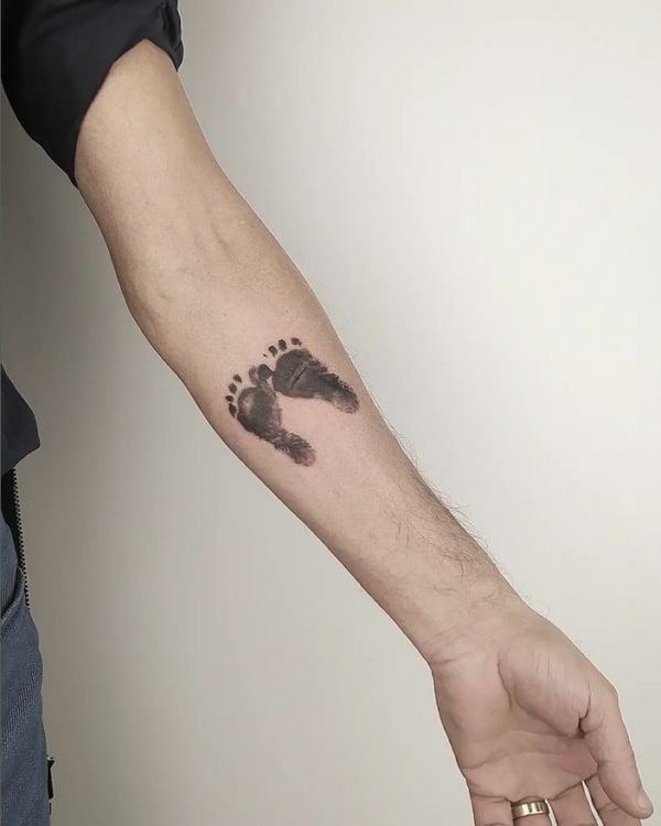 9 tattoo de pezinhos no braço @by lowa