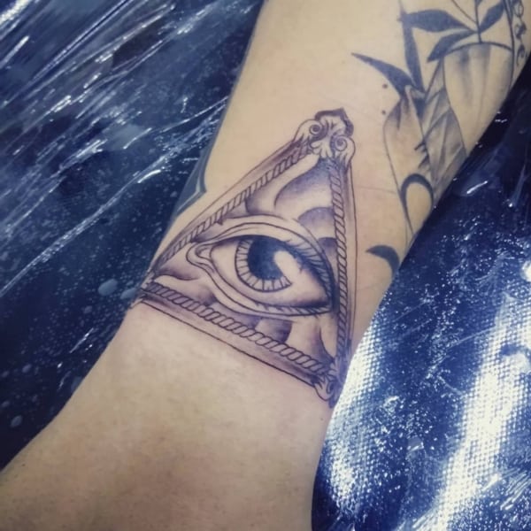9 tattoo no braço olho tudo que vê @tikaumtattoo