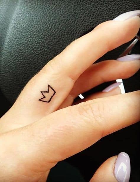 9 tattoo simples de coroa no dedo Pinterest
