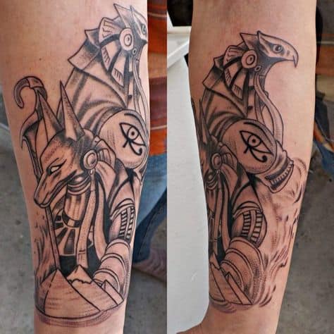 tatuagem Anúbis e Hórus na perna