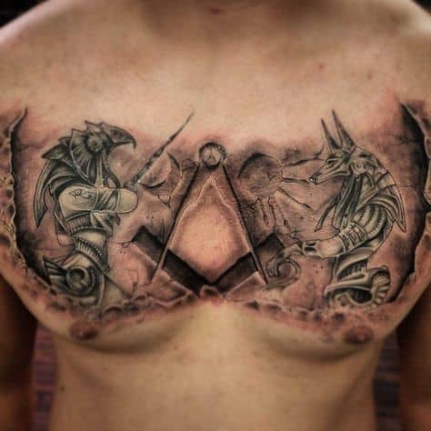 tatuagem Anúbis e Hórus no peito