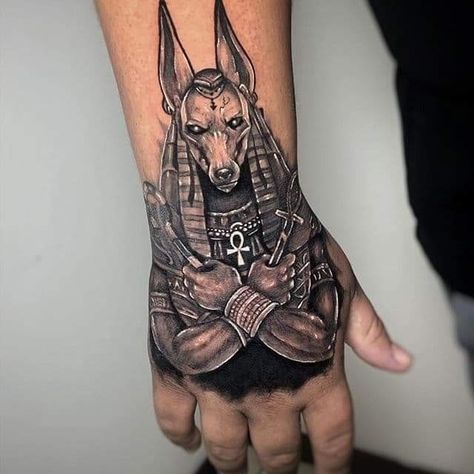 tatuagem Anubis grande na mão