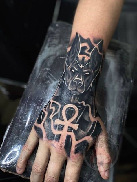 tatuagem Anubis na mão