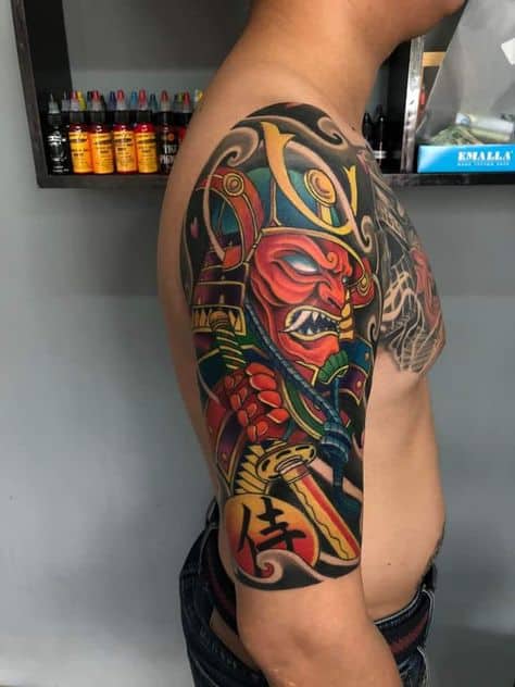 tatuagem carranca no braço colorida