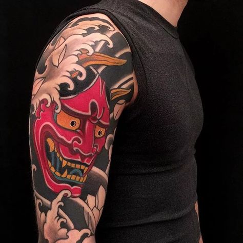 tatuagem carranca no braço vermelha
