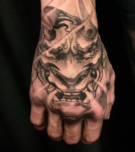 tatuagem de carranca na mão