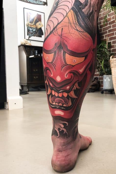 tatuagem de carranca na perna