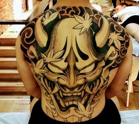 tatuagem de carranca nas costas