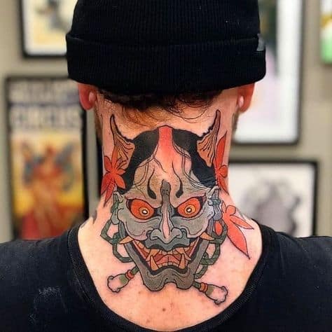 tatuagem de carranca no pescoço