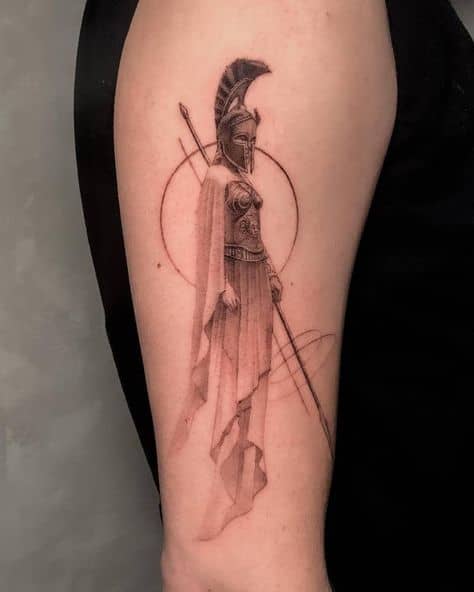 tatuagem mitologia feminina no braço