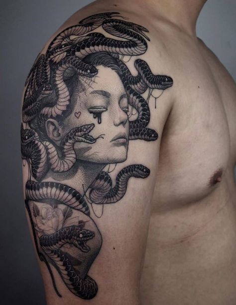 tatuagem mitologia masculina no ombro