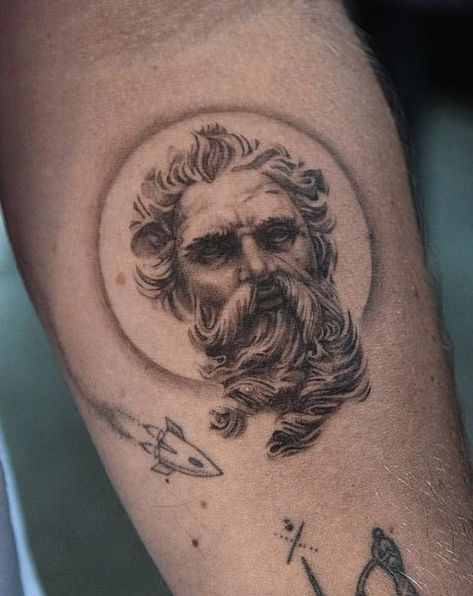 tatuagem mitologia masculina pequena