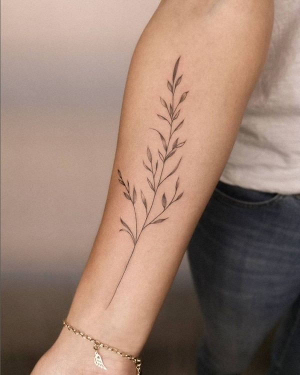 1 tattoo delicada de ramo no braço @lewandowska ink
