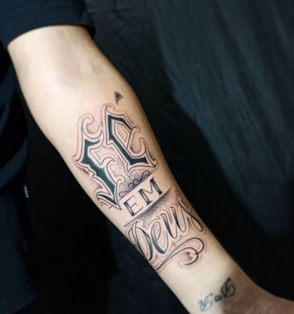 1 tatuagem lettering no braço Fé em Deus @tatuagens adriano fortunato