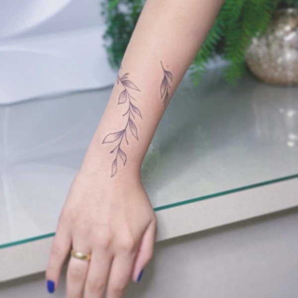 10 tattoo delicada no braço de ramos @fernanda c souza