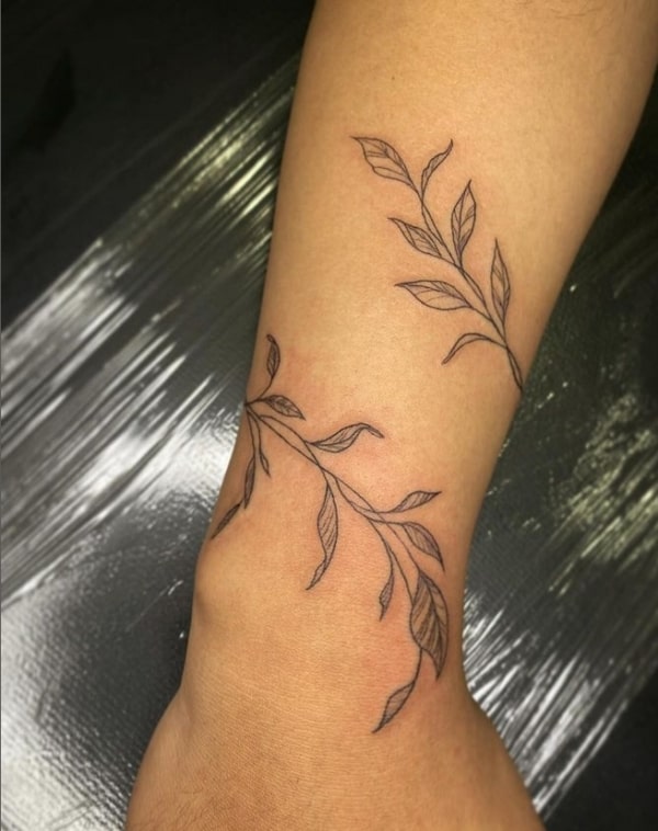11 tattoo delicada de ramo de folhas @dleao tattoo