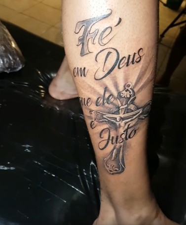 11 tattoo na perna Fé em Deus que ele é justo Estudio Dourado Tattoo