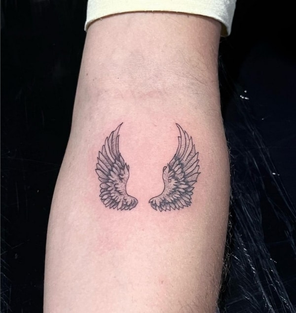 12 tatuagem no braço asas de anjo @dariotovazzitattooink