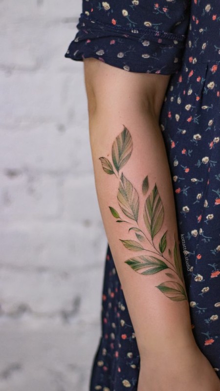 13 tatuagem delicada e colorida de ramo kottattoo studio