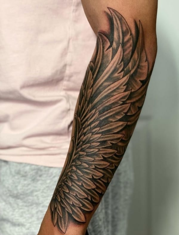 13 tatuagem grande no braço de asa de anjo @theronissac