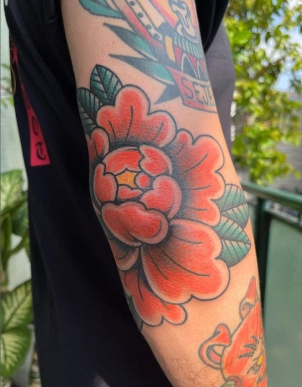 15 tatuagem colorida de peônia no cotovelo @rafagolin