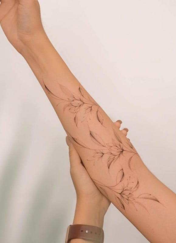 15 tatuagem delicada de ramo com flores @karinamadz tattoo