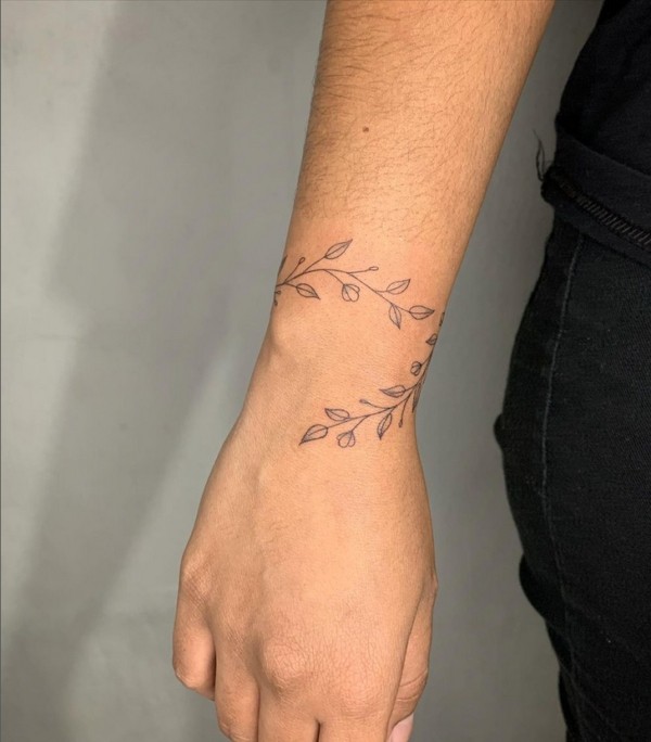 17 tattoo delicada no braço @sarabermudestattoo