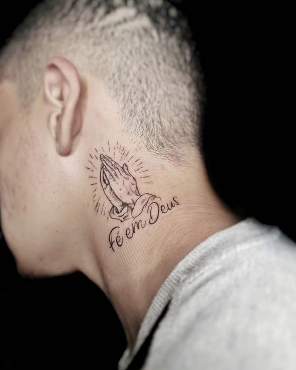 17 tattoo no pescoço Fé em Deus Vibe Tattoo
