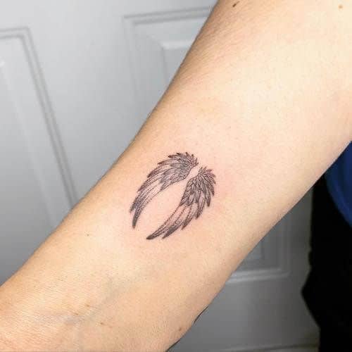 17 tatuagem pequena asas de anjo no braço Pinterest